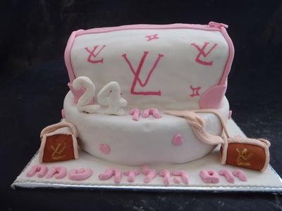 עוגת יום הולדת תיק לואי ויטון בשני קומות ובנוסף שני תיקים קטנים